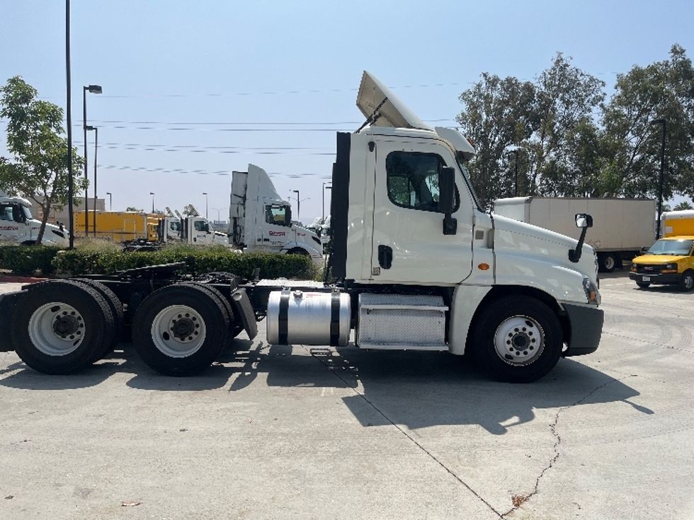 Day Cab Tractor-Heavy Duty Tractors-Freightliner-2019-Cascadia 12564ST-Fontana-CA-329,694\n\t\tmiles-$ 47,250 - Image 8