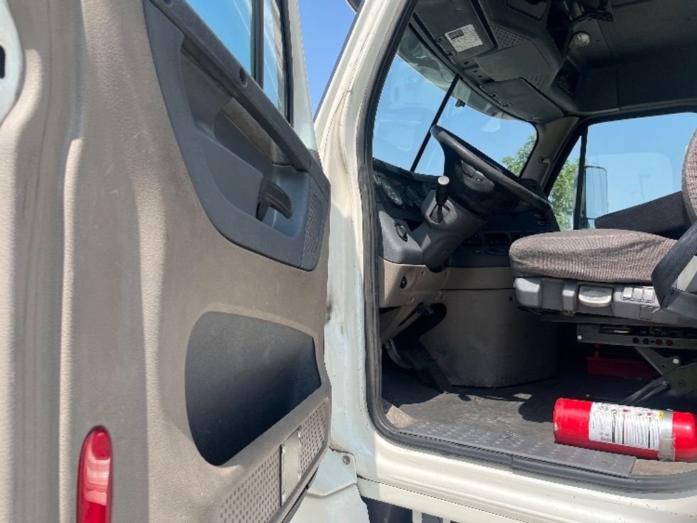 Day Cab Tractor-Heavy Duty Tractors-Freightliner-2019-Cascadia 12564ST-Fontana-CA-329,694\n\t\tmiles-$ 47,250 - Image 9