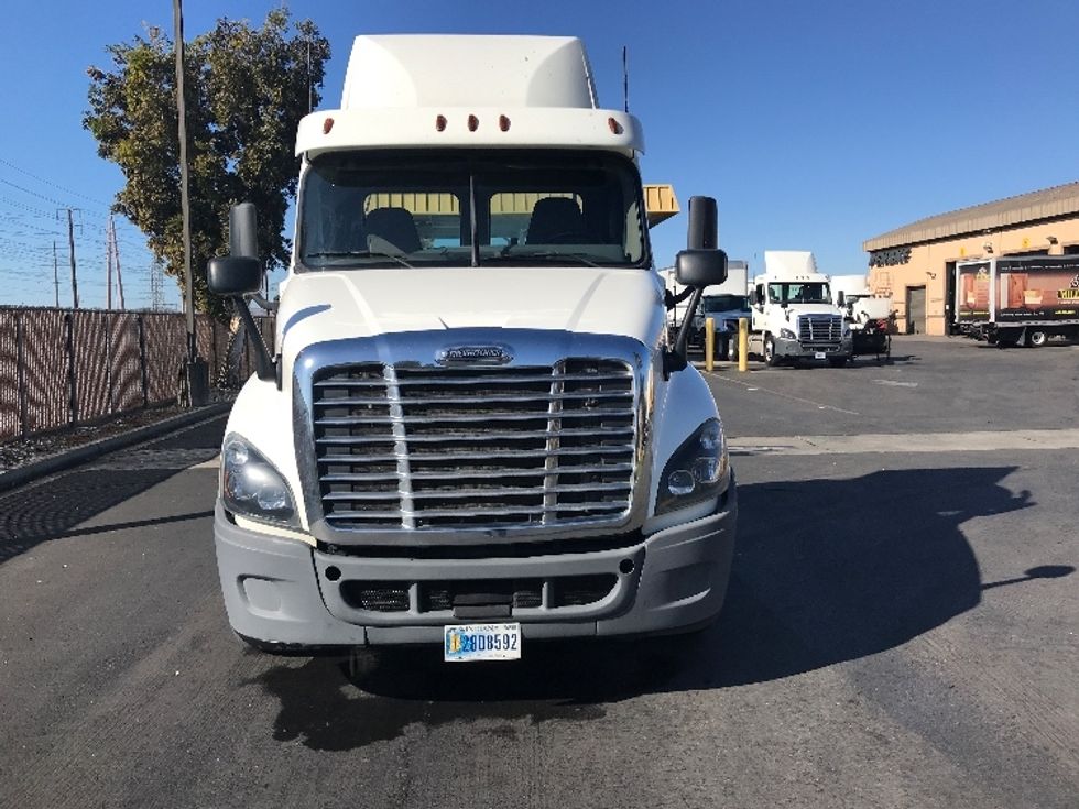Day Cab Tractor-Heavy Duty Tractors-Freightliner-2019-Cascadia 12564ST-Fontana-CA-338,978\n\t\tmiles-$ 57,500 - Image 2