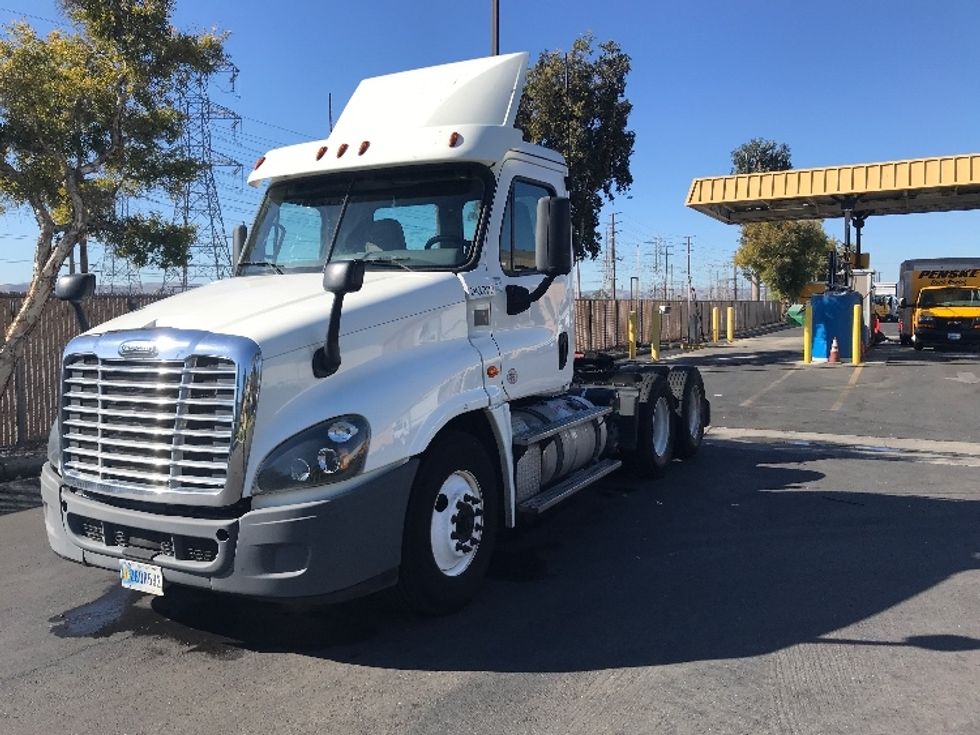 Day Cab Tractor-Heavy Duty Tractors-Freightliner-2019-Cascadia 12564ST-Fontana-CA-338,978\n\t\tmiles-$ 57,500 - Image 3