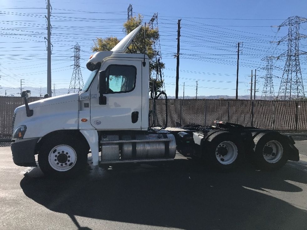 Day Cab Tractor-Heavy Duty Tractors-Freightliner-2019-Cascadia 12564ST-Fontana-CA-338,978\n\t\tmiles-$ 57,500 - Image 4