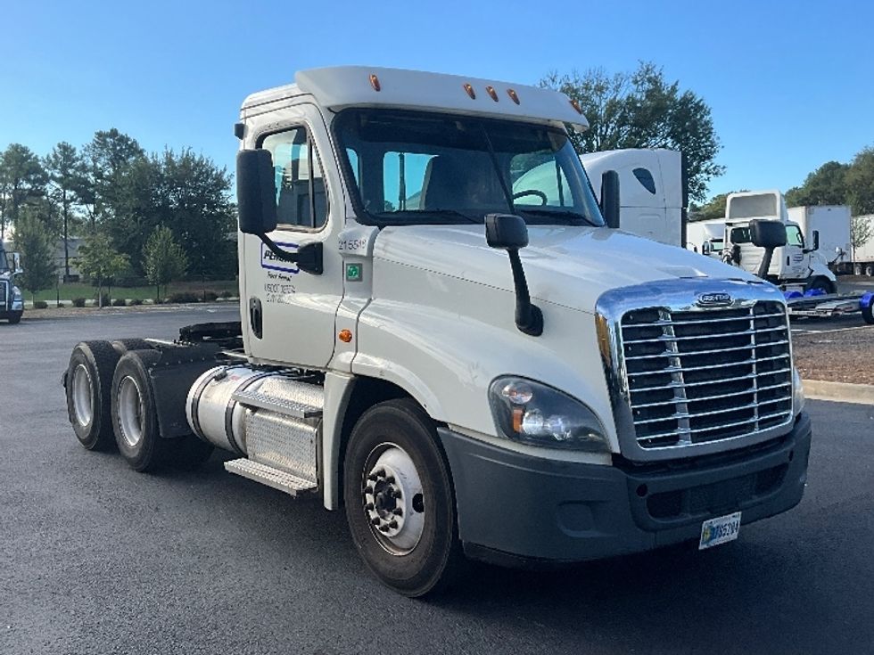 Day Cab Tractor-Heavy Duty Tractors-Freightliner-2019-Cascadia 12564ST-Forest Park-GA-305,920\n\t\tmiles-$ 46,750 - Image 1