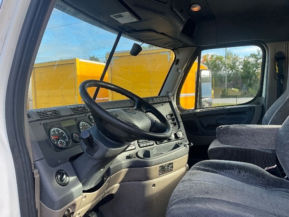 Day Cab Tractor-Heavy Duty Tractors-Freightliner-2019-Cascadia 12564ST-Forest Park-GA-305,920\n\t\tmiles-$ 46,750 - Image 10