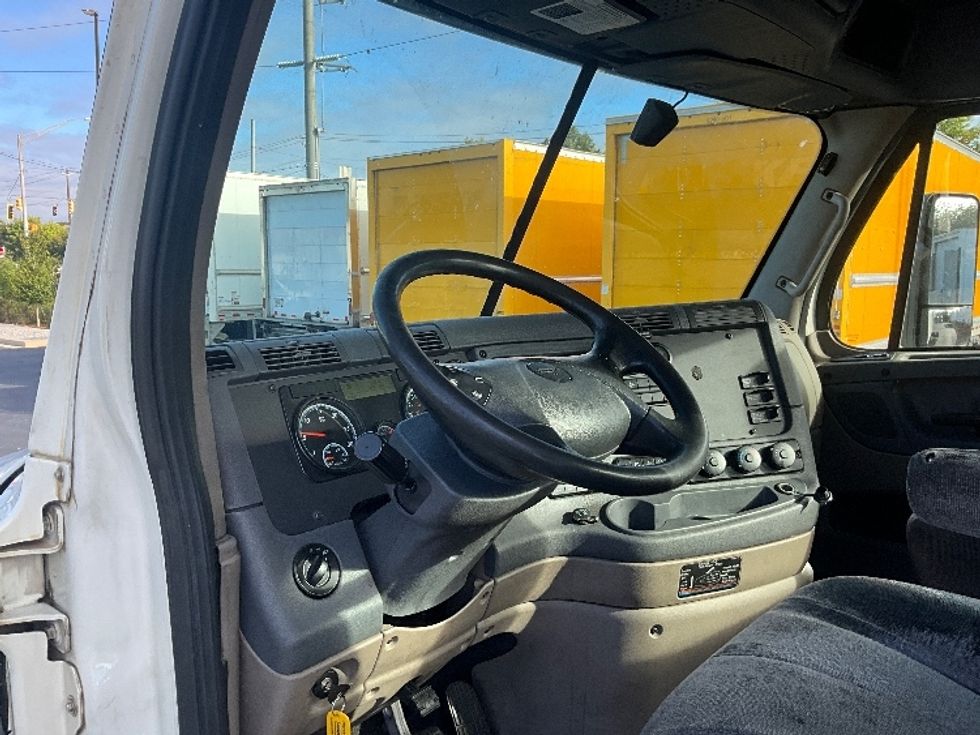 Day Cab Tractor-Heavy Duty Tractors-Freightliner-2019-Cascadia 12564ST-Forest Park-GA-305,920\n\t\tmiles-$ 46,750 - Image 11