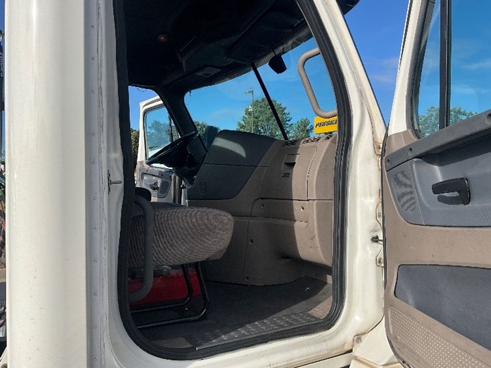 Day Cab Tractor-Heavy Duty Tractors-Freightliner-2019-Cascadia 12564ST-Forest Park-GA-305,920\n\t\tmiles-$ 46,750 - Image 12