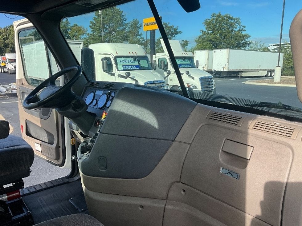 Day Cab Tractor-Heavy Duty Tractors-Freightliner-2019-Cascadia 12564ST-Forest Park-GA-305,920\n\t\tmiles-$ 46,750 - Image 13