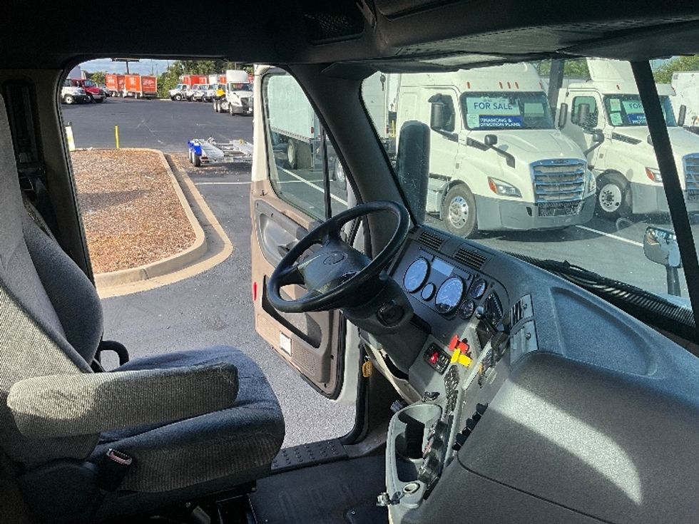 Day Cab Tractor-Heavy Duty Tractors-Freightliner-2019-Cascadia 12564ST-Forest Park-GA-305,920\n\t\tmiles-$ 46,750 - Image 14