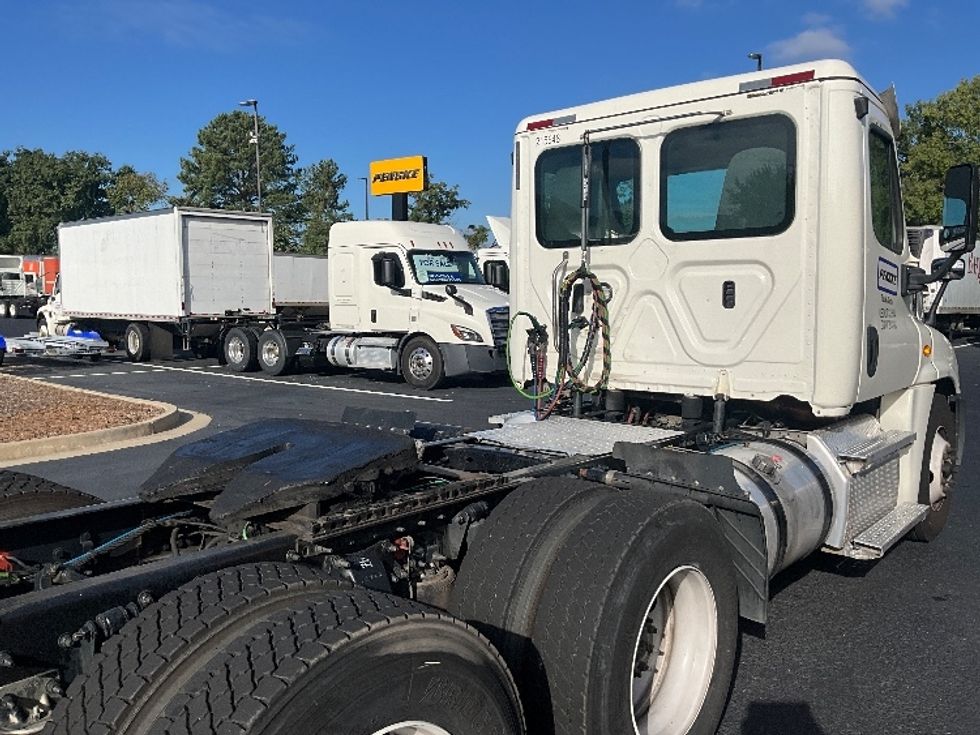 Day Cab Tractor-Heavy Duty Tractors-Freightliner-2019-Cascadia 12564ST-Forest Park-GA-305,920\n\t\tmiles-$ 46,750 - Image 17