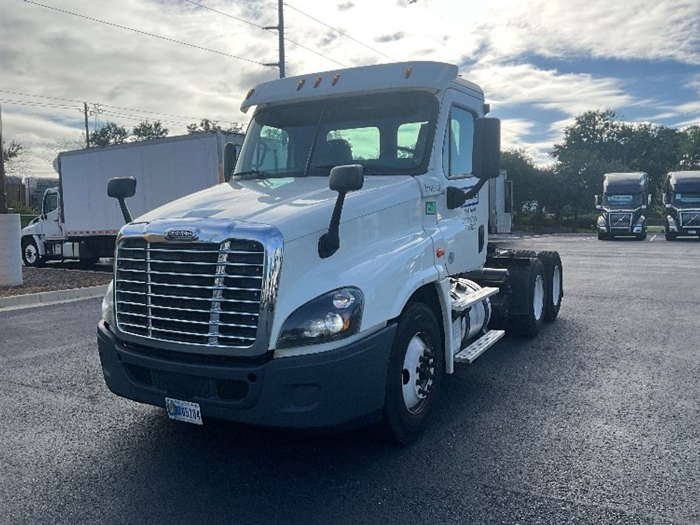Day Cab Tractor-Heavy Duty Tractors-Freightliner-2019-Cascadia 12564ST-Forest Park-GA-305,920\n\t\tmiles-$ 46,750 - Image 3
