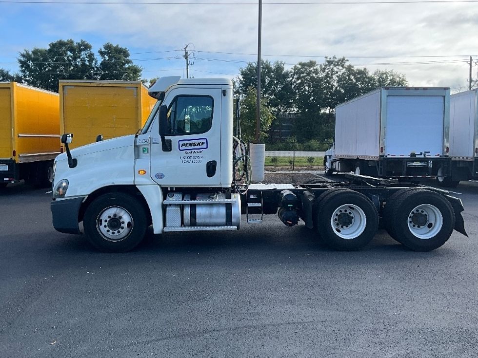 Day Cab Tractor-Heavy Duty Tractors-Freightliner-2019-Cascadia 12564ST-Forest Park-GA-305,920\n\t\tmiles-$ 46,750 - Image 4