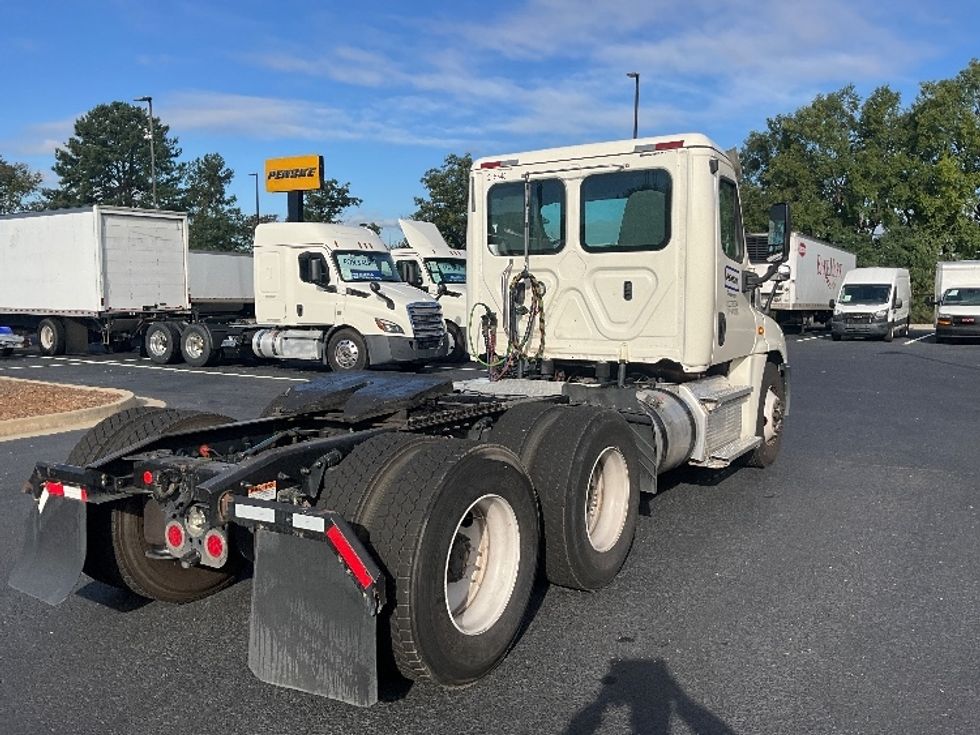Day Cab Tractor-Heavy Duty Tractors-Freightliner-2019-Cascadia 12564ST-Forest Park-GA-305,920\n\t\tmiles-$ 46,750 - Image 7