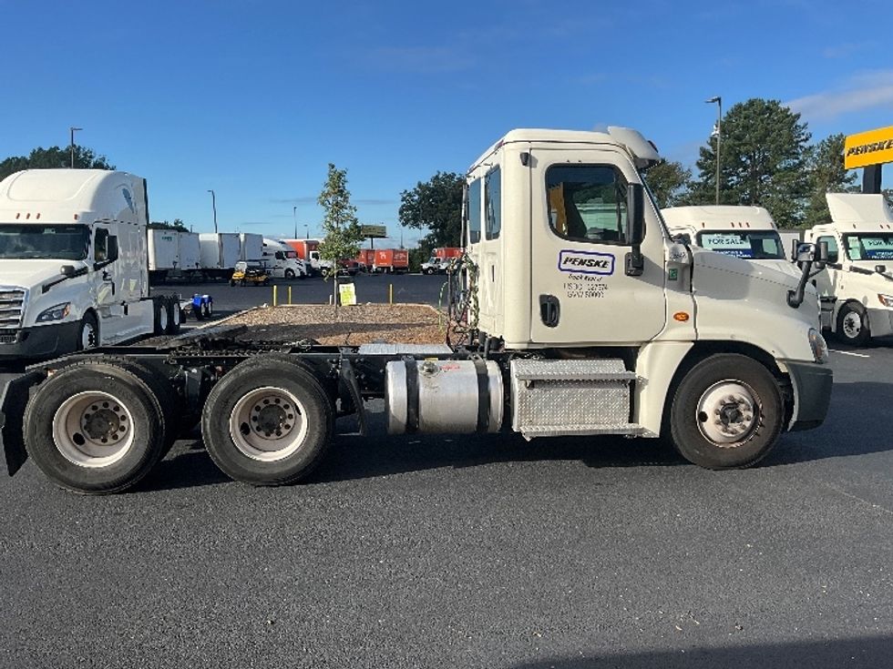 Day Cab Tractor-Heavy Duty Tractors-Freightliner-2019-Cascadia 12564ST-Forest Park-GA-305,920\n\t\tmiles-$ 46,750 - Image 8