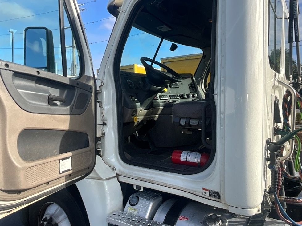 Day Cab Tractor-Heavy Duty Tractors-Freightliner-2019-Cascadia 12564ST-Forest Park-GA-305,920\n\t\tmiles-$ 46,750 - Image 9