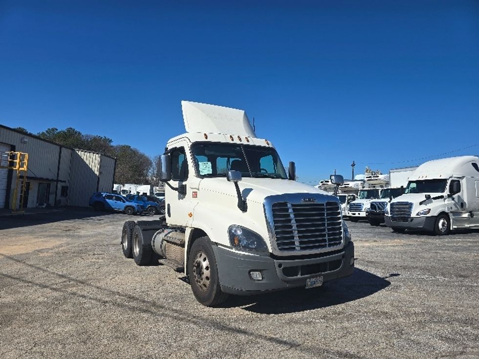 Day Cab Tractor-Heavy Duty Tractors-Freightliner-2019-Cascadia 12564ST-Forest Park-GA-309,348\n\t\tmiles-$ 48,000 - Image 1