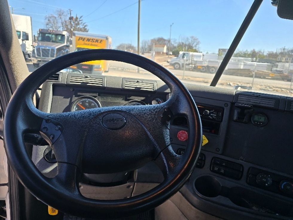 Day Cab Tractor-Heavy Duty Tractors-Freightliner-2019-Cascadia 12564ST-Forest Park-GA-309,348\n\t\tmiles-$ 48,000 - Image 11