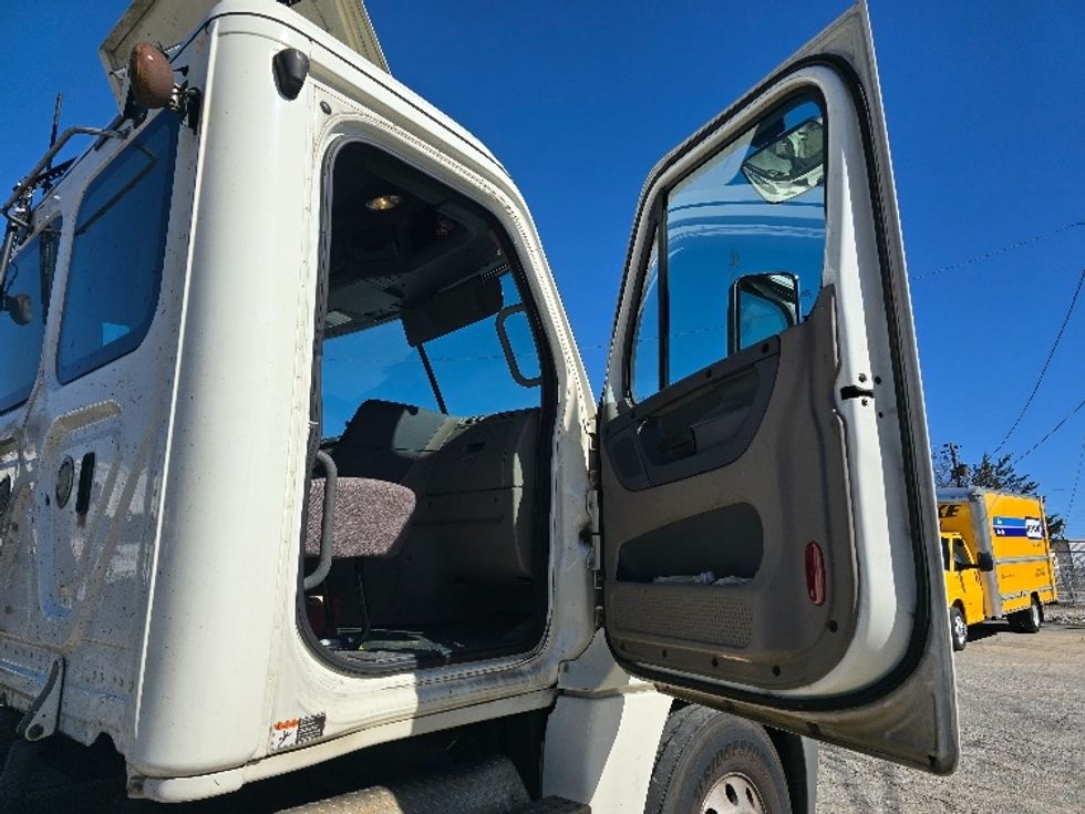 Day Cab Tractor-Heavy Duty Tractors-Freightliner-2019-Cascadia 12564ST-Forest Park-GA-309,348\n\t\tmiles-$ 48,000 - Image 12
