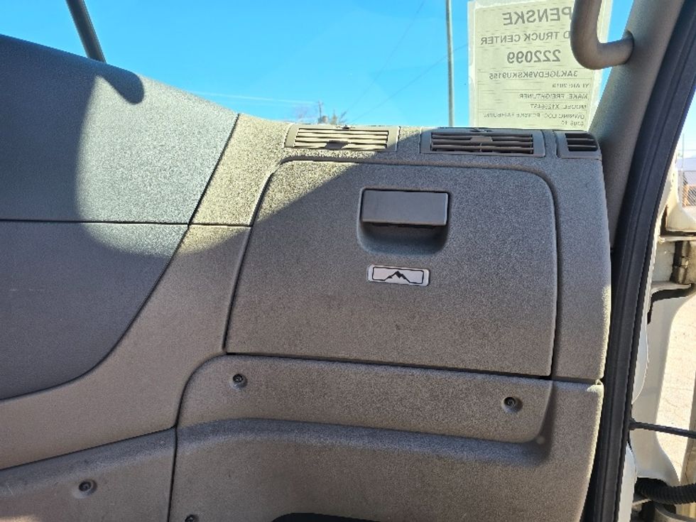 Day Cab Tractor-Heavy Duty Tractors-Freightliner-2019-Cascadia 12564ST-Forest Park-GA-309,348\n\t\tmiles-$ 48,000 - Image 13