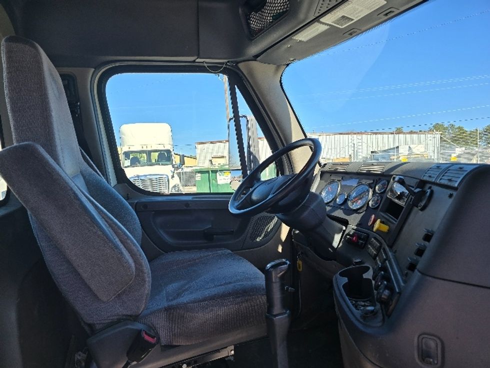 Day Cab Tractor-Heavy Duty Tractors-Freightliner-2019-Cascadia 12564ST-Forest Park-GA-309,348\n\t\tmiles-$ 48,000 - Image 14