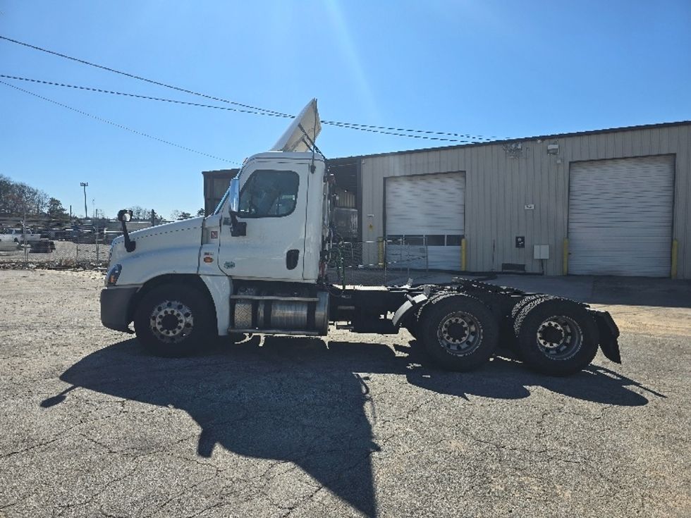 Day Cab Tractor-Heavy Duty Tractors-Freightliner-2019-Cascadia 12564ST-Forest Park-GA-309,348\n\t\tmiles-$ 48,000 - Image 4