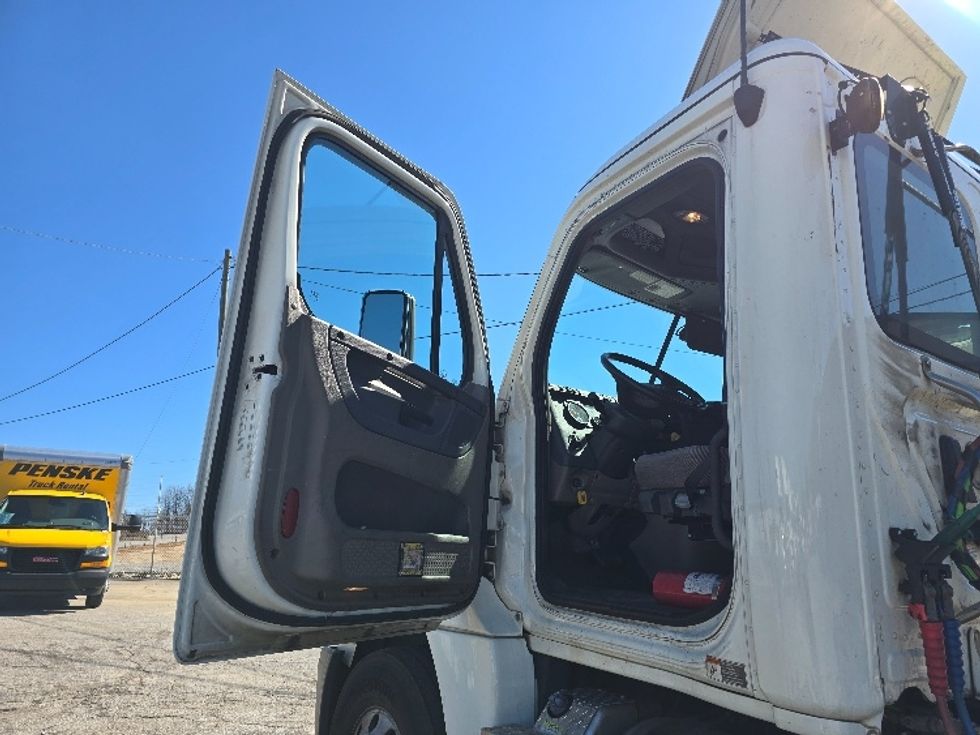 Day Cab Tractor-Heavy Duty Tractors-Freightliner-2019-Cascadia 12564ST-Forest Park-GA-309,348\n\t\tmiles-$ 48,000 - Image 9