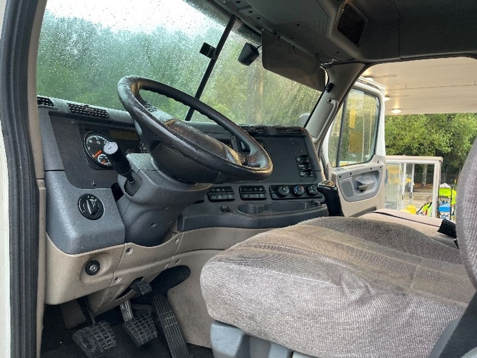 Day Cab Tractor-Heavy Duty Tractors-Freightliner-2019-Cascadia 12564ST-Forest Park-GA-493,836\n\t\tmiles-$ 36,250 - Image 10