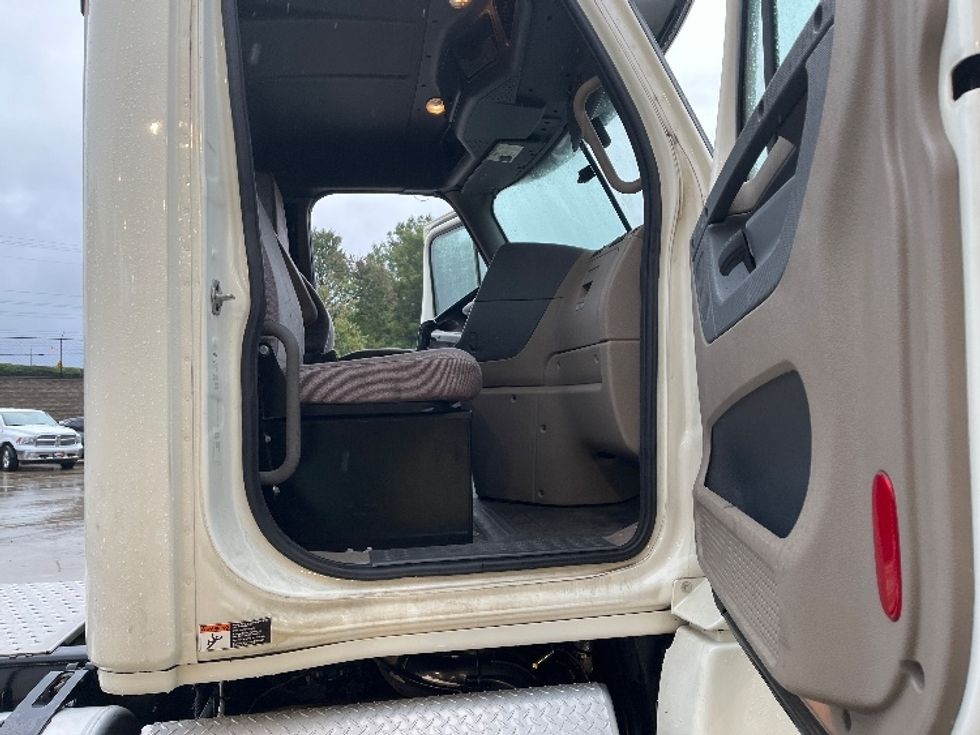 Day Cab Tractor-Heavy Duty Tractors-Freightliner-2019-Cascadia 12564ST-Forest Park-GA-493,836\n\t\tmiles-$ 36,250 - Image 12