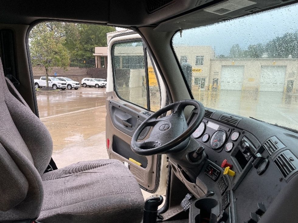 Day Cab Tractor-Heavy Duty Tractors-Freightliner-2019-Cascadia 12564ST-Forest Park-GA-493,836\n\t\tmiles-$ 36,250 - Image 14