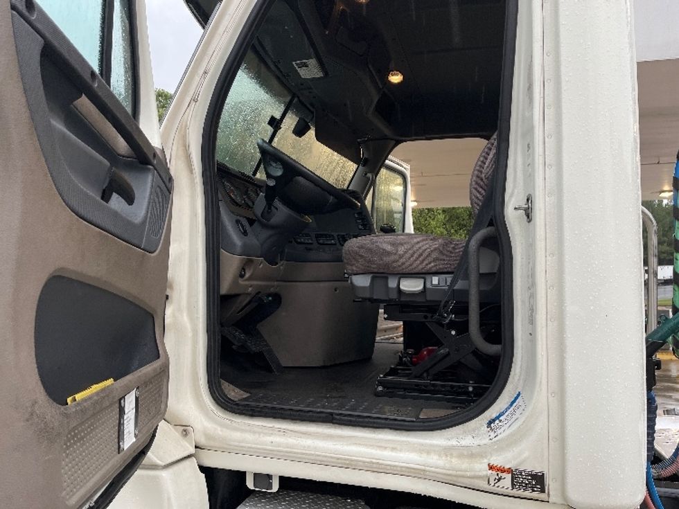 Day Cab Tractor-Heavy Duty Tractors-Freightliner-2019-Cascadia 12564ST-Forest Park-GA-493,836\n\t\tmiles-$ 36,250 - Image 9