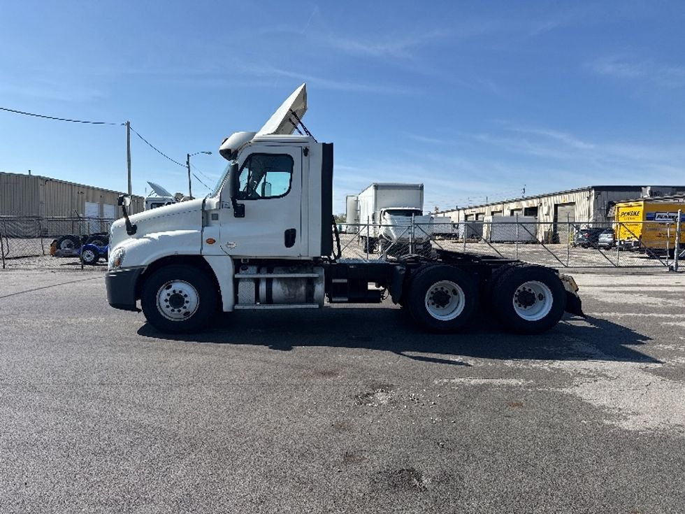 Day Cab Tractor-Heavy Duty Tractors-Freightliner-2019-Cascadia 12564ST-Fort Wayne-IN-743,345\n\t\tmiles-$ 23,000 - Image 4