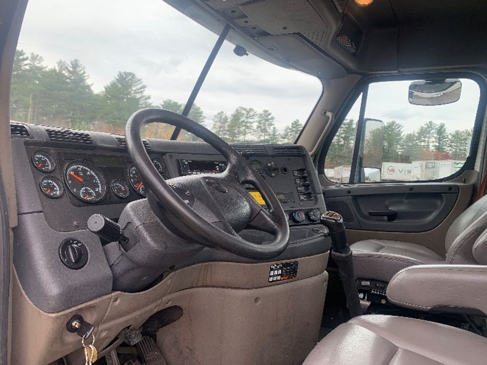 Day Cab Tractor-Heavy Duty Tractors-Freightliner-2019-Cascadia 12564ST-Franklin-MA-423,254\n\t\tmiles-$ 31,500 - Image 10