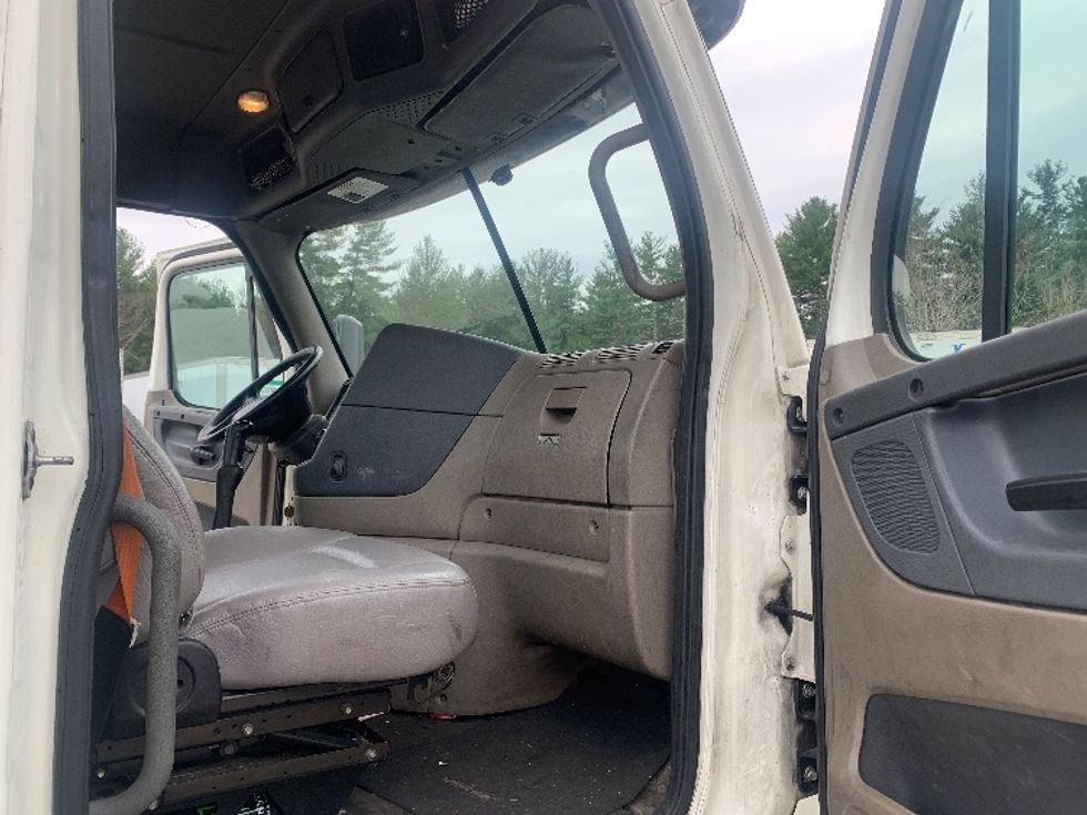 Day Cab Tractor-Heavy Duty Tractors-Freightliner-2019-Cascadia 12564ST-Franklin-MA-423,254\n\t\tmiles-$ 31,500 - Image 12