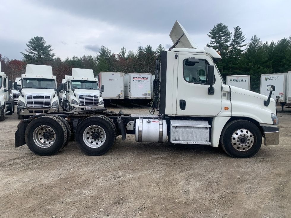 Day Cab Tractor-Heavy Duty Tractors-Freightliner-2019-Cascadia 12564ST-Franklin-MA-423,254\n\t\tmiles-$ 31,500 - Image 8