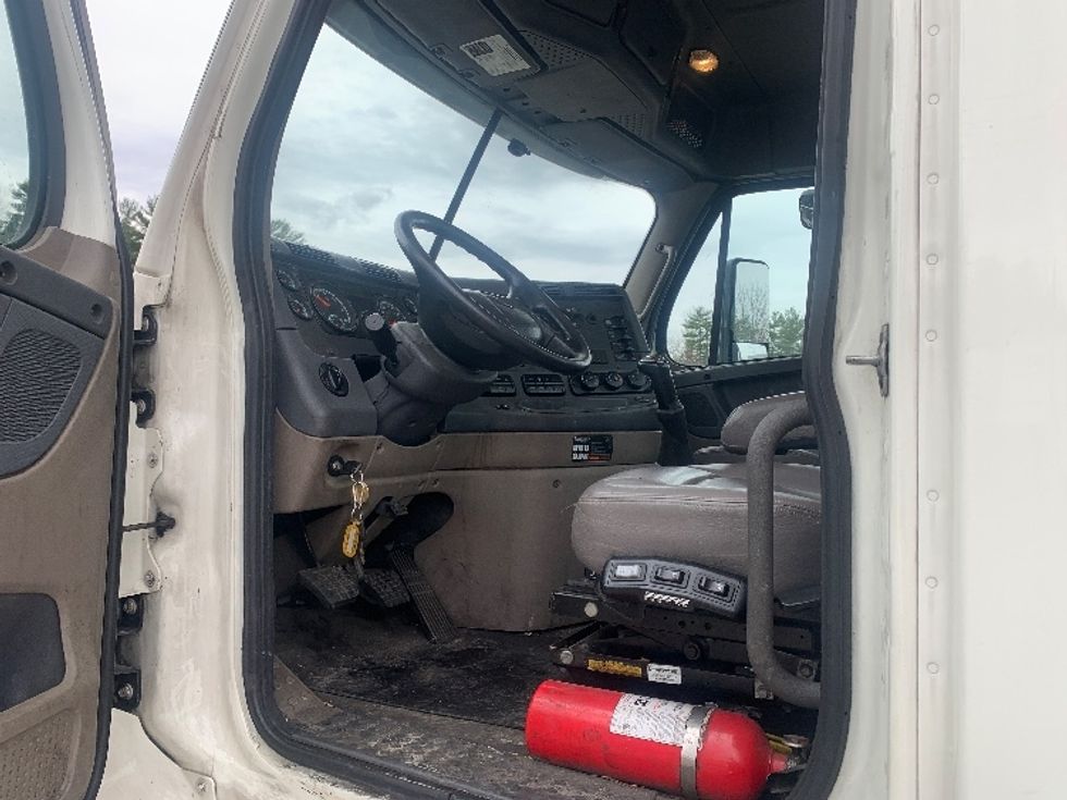 Day Cab Tractor-Heavy Duty Tractors-Freightliner-2019-Cascadia 12564ST-Franklin-MA-423,254\n\t\tmiles-$ 31,500 - Image 9