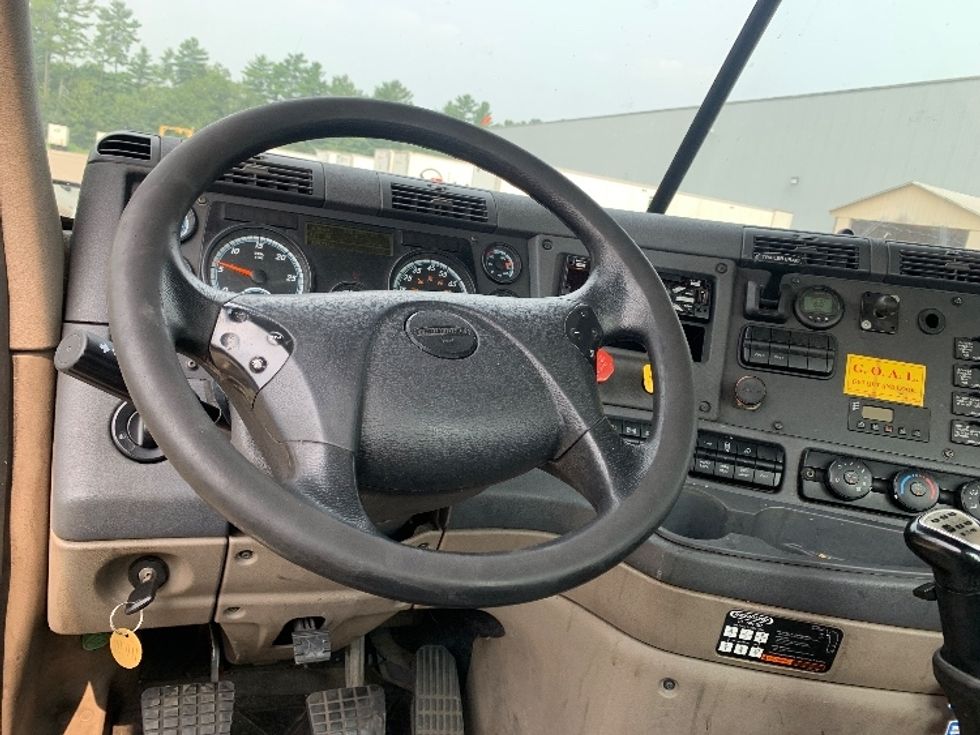 Day Cab Tractor-Heavy Duty Tractors-Freightliner-2019-Cascadia 12564ST-Franklin-MA-439,614\n\t\tmiles-$ 30,750 - Image 11
