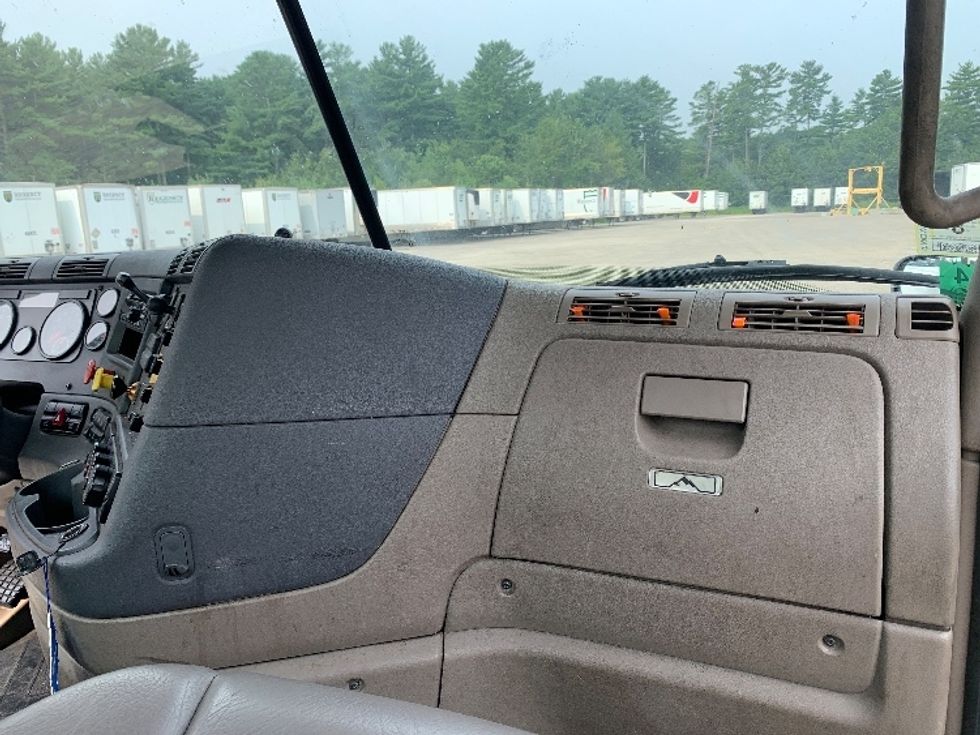 Day Cab Tractor-Heavy Duty Tractors-Freightliner-2019-Cascadia 12564ST-Franklin-MA-439,614\n\t\tmiles-$ 30,750 - Image 13
