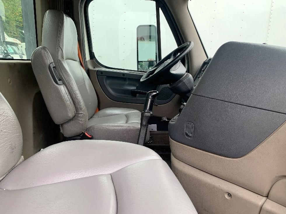 Day Cab Tractor-Heavy Duty Tractors-Freightliner-2019-Cascadia 12564ST-Franklin-MA-439,614\n\t\tmiles-$ 30,750 - Image 14