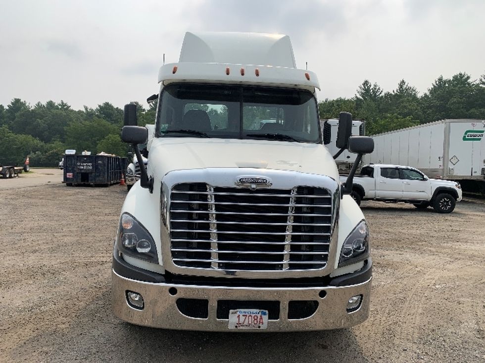 Day Cab Tractor-Heavy Duty Tractors-Freightliner-2019-Cascadia 12564ST-Franklin-MA-439,614\n\t\tmiles-$ 30,750 - Image 2