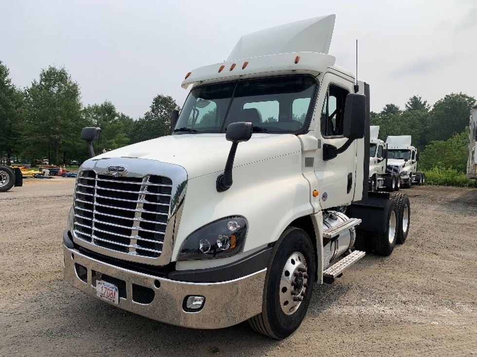 Day Cab Tractor-Heavy Duty Tractors-Freightliner-2019-Cascadia 12564ST-Franklin-MA-439,614\n\t\tmiles-$ 30,750 - Image 3