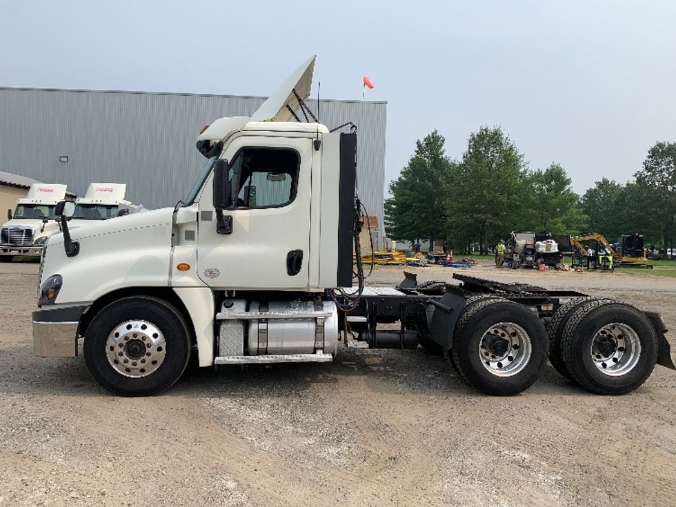 Day Cab Tractor-Heavy Duty Tractors-Freightliner-2019-Cascadia 12564ST-Franklin-MA-439,614\n\t\tmiles-$ 30,750 - Image 4