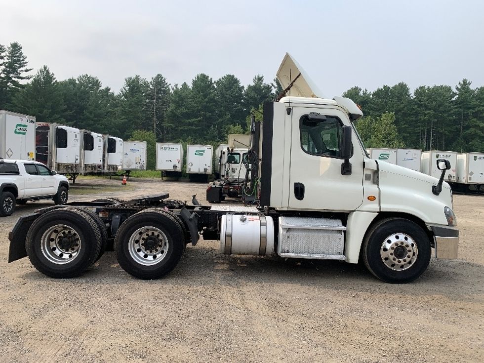 Day Cab Tractor-Heavy Duty Tractors-Freightliner-2019-Cascadia 12564ST-Franklin-MA-439,614\n\t\tmiles-$ 30,750 - Image 8