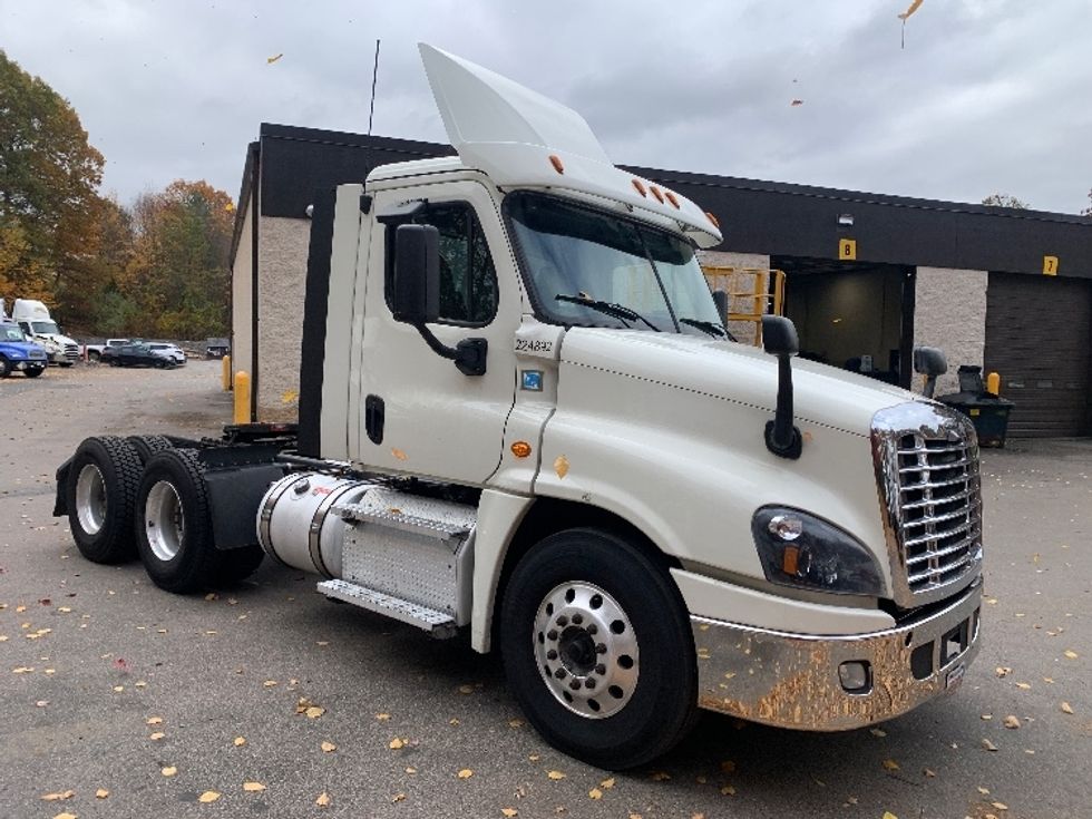 Day Cab Tractor-Heavy Duty Tractors-Freightliner-2019-Cascadia 12564ST-Franklin-MA-448,715\n\t\tmiles-$ 30,500 - Image 1