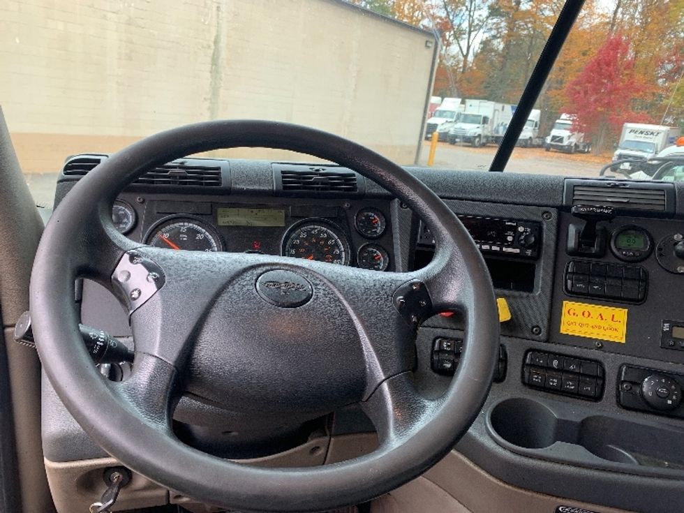 Day Cab Tractor-Heavy Duty Tractors-Freightliner-2019-Cascadia 12564ST-Franklin-MA-448,715\n\t\tmiles-$ 30,500 - Image 11