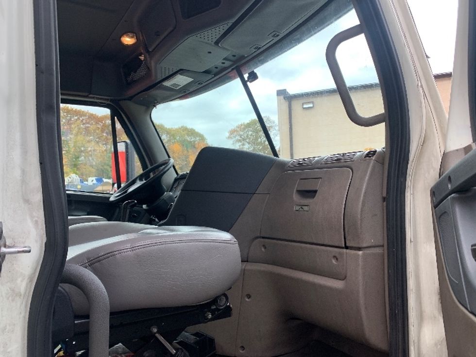 Day Cab Tractor-Heavy Duty Tractors-Freightliner-2019-Cascadia 12564ST-Franklin-MA-448,715\n\t\tmiles-$ 30,500 - Image 12