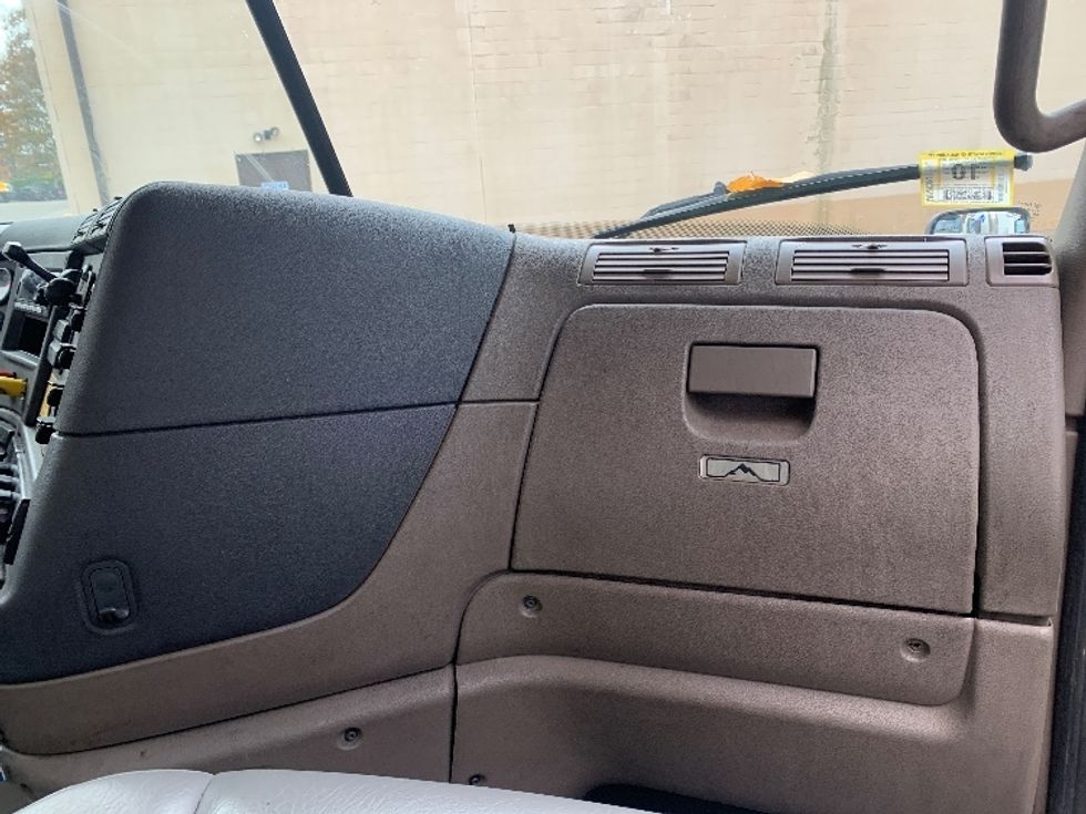 Day Cab Tractor-Heavy Duty Tractors-Freightliner-2019-Cascadia 12564ST-Franklin-MA-448,715\n\t\tmiles-$ 30,500 - Image 13