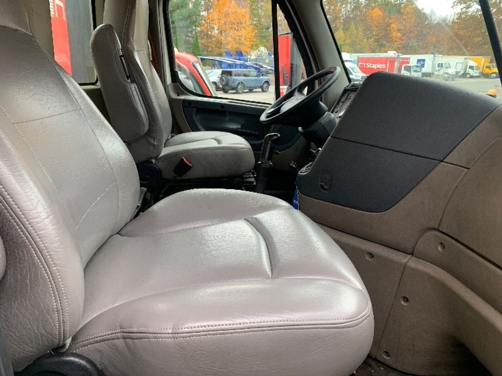 Day Cab Tractor-Heavy Duty Tractors-Freightliner-2019-Cascadia 12564ST-Franklin-MA-448,715\n\t\tmiles-$ 30,500 - Image 14