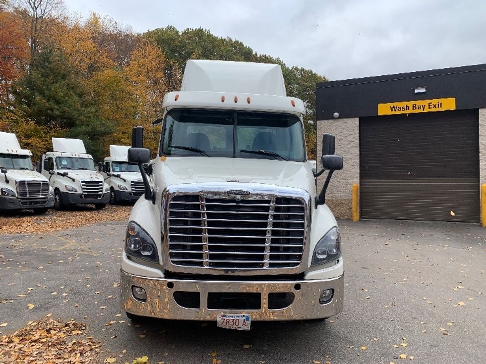 Day Cab Tractor-Heavy Duty Tractors-Freightliner-2019-Cascadia 12564ST-Franklin-MA-448,715\n\t\tmiles-$ 30,500 - Image 2