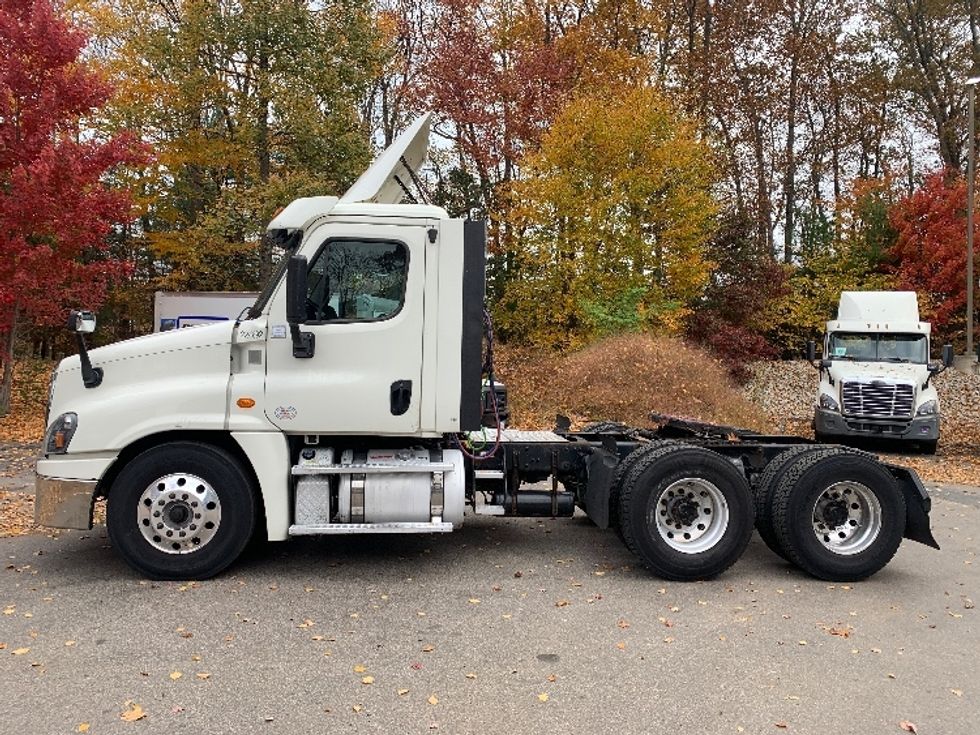 Day Cab Tractor-Heavy Duty Tractors-Freightliner-2019-Cascadia 12564ST-Franklin-MA-448,715\n\t\tmiles-$ 30,500 - Image 4