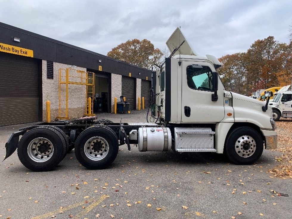 Day Cab Tractor-Heavy Duty Tractors-Freightliner-2019-Cascadia 12564ST-Franklin-MA-448,715\n\t\tmiles-$ 30,500 - Image 8