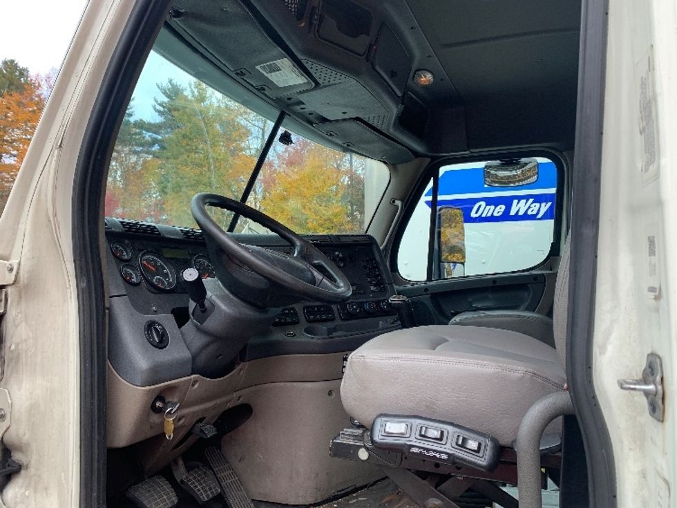 Day Cab Tractor-Heavy Duty Tractors-Freightliner-2019-Cascadia 12564ST-Franklin-MA-448,715\n\t\tmiles-$ 30,500 - Image 9