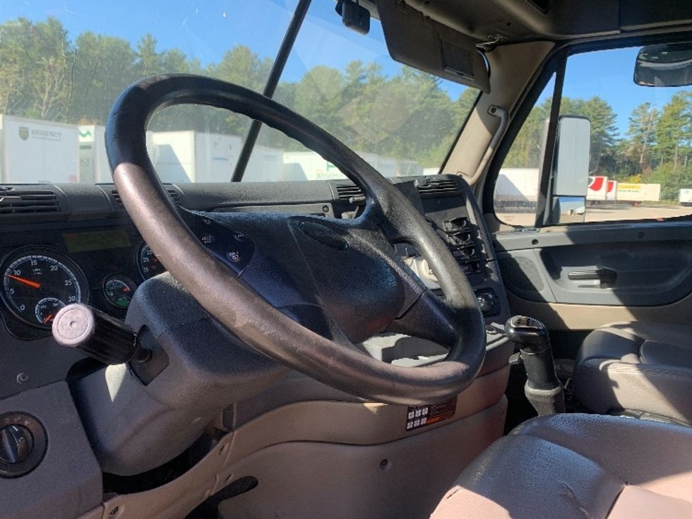 Day Cab Tractor-Heavy Duty Tractors-Freightliner-2019-Cascadia 12564ST-Franklin-MA-451,393\n\t\tmiles-$ 30,250 - Image 10